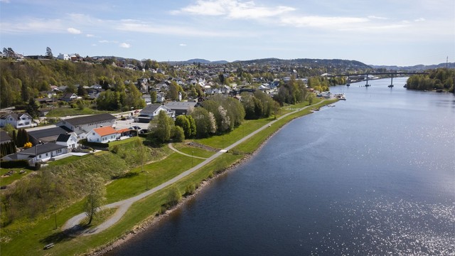Porsgunnselva som nærmeste nabo, her kan man se båtene kjøre forbi på sommeren.