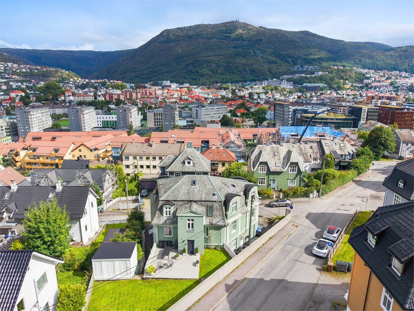 Sameiet disponerer to parkeringsplasser etter 'førstemann til mølla'-prinsippet.