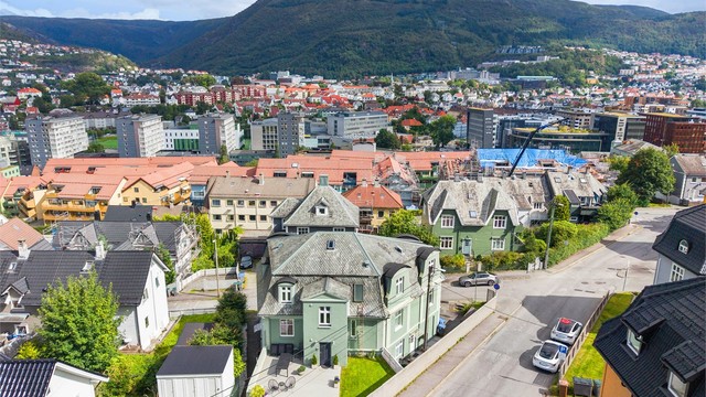 Sameiet disponerer to parkeringsplasser etter 'førstemann til mølla'-prinsippet.