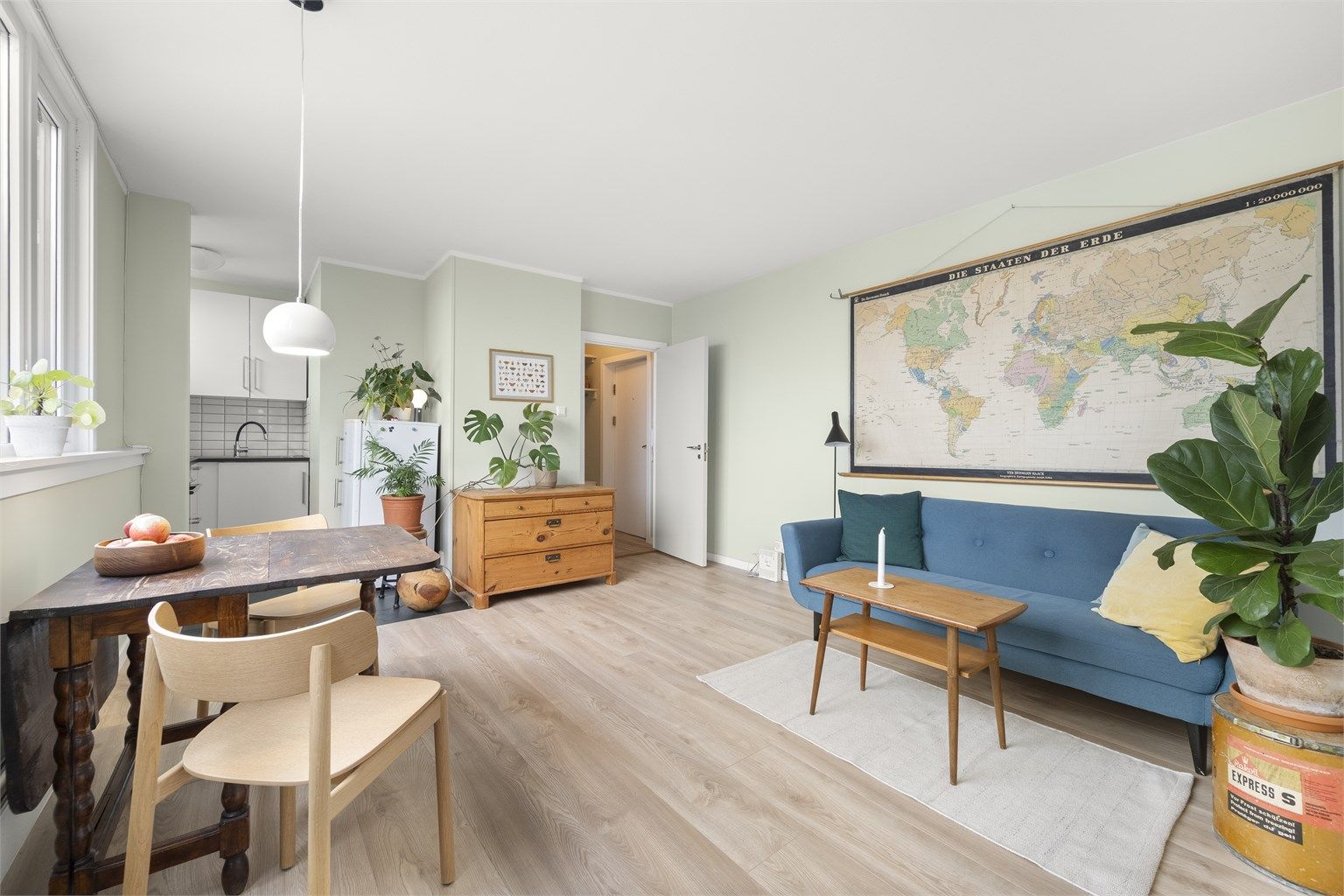 Stuen er romslig og kan enkelt innredes med sofa, tilhørende salongbord, tv-seksjon og spisebord. 