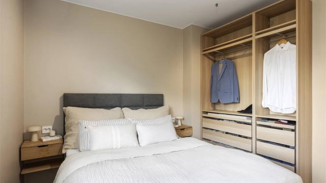 Hovedsoverom med plass til dobbeltseng og oppbevaringsmøbler.