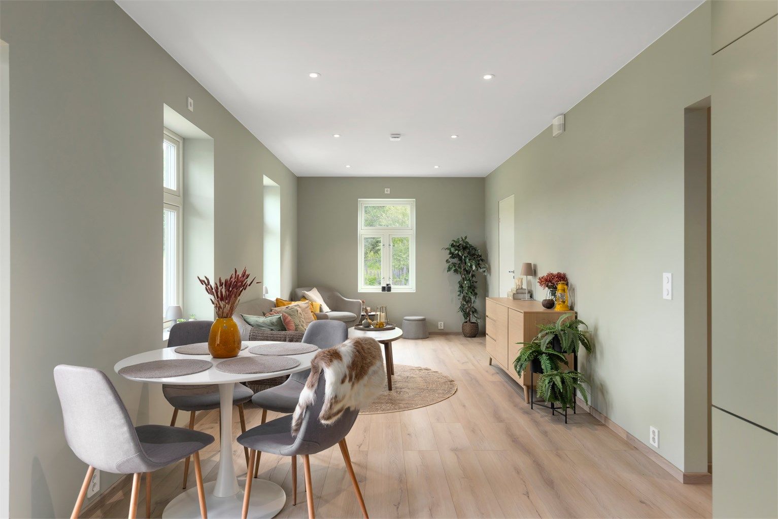 Stue- og kjøkkenarealet måler til sammen romslige 29 kvm og har god plass til både spisegruppe og sofagruppe med tilhørende TV-møblement. Leiligheten er gjennomgående lys og luftig med utstrakte vindusflater som sikrer rikelig med naturlig dagslys.