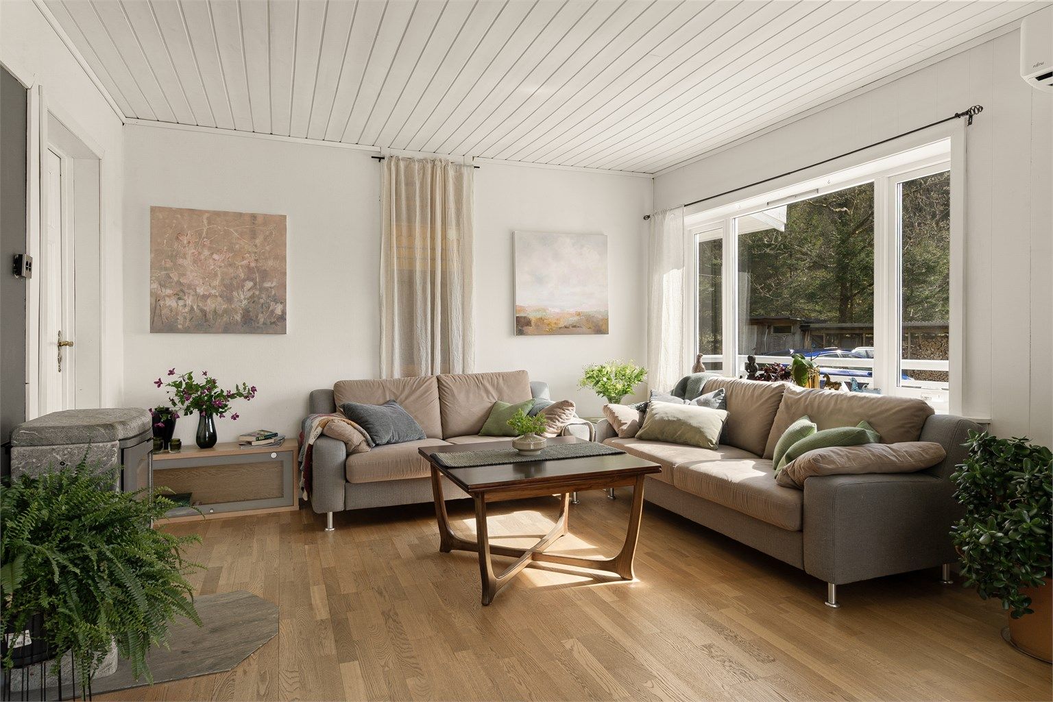 - Koselig stue med plass til sofagruppe -