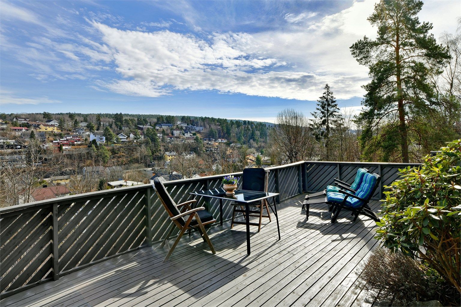 Stor uteplass med pent utsyn