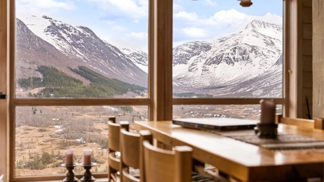 Fra spisegruppen kan man nyte både mat og flott utsikt innover Seljebotten, mot Ådalstinden til venstre, Kvitegga og Seljebotstinden til høyre