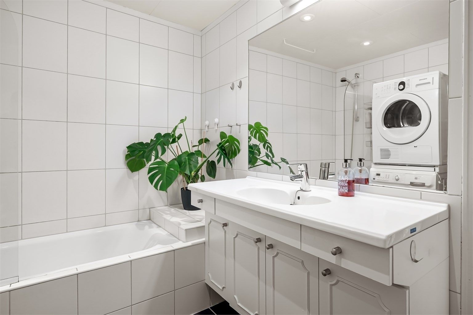 Baderommet har flislagt gulv med gulvvarme, flislagte vegger og takplater i himlingen