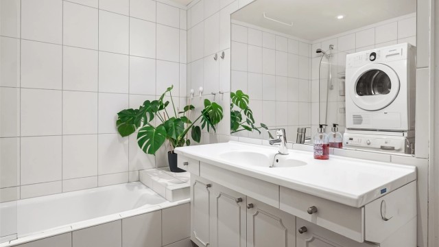 Baderommet har flislagt gulv med gulvvarme, flislagte vegger og takplater i himlingen