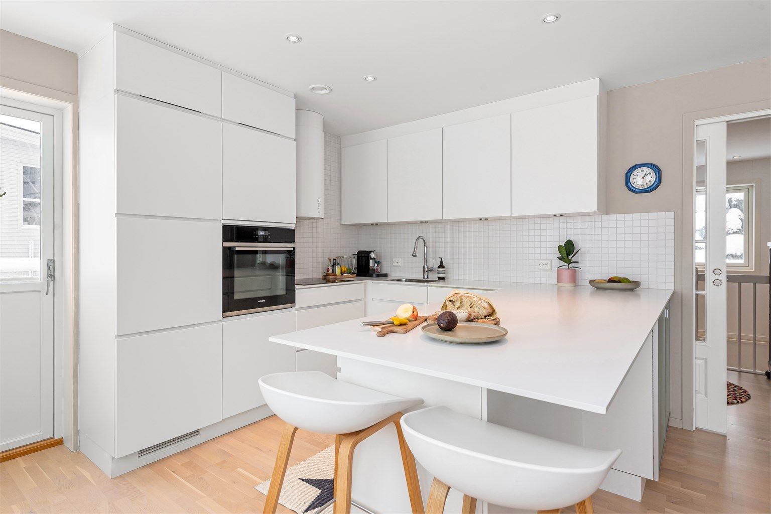 Kjøkkenøya gir ekstra benkeplass og en uformell spiseplass.