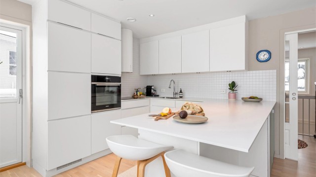 Kjøkkenøya gir ekstra benkeplass og en uformell spiseplass.