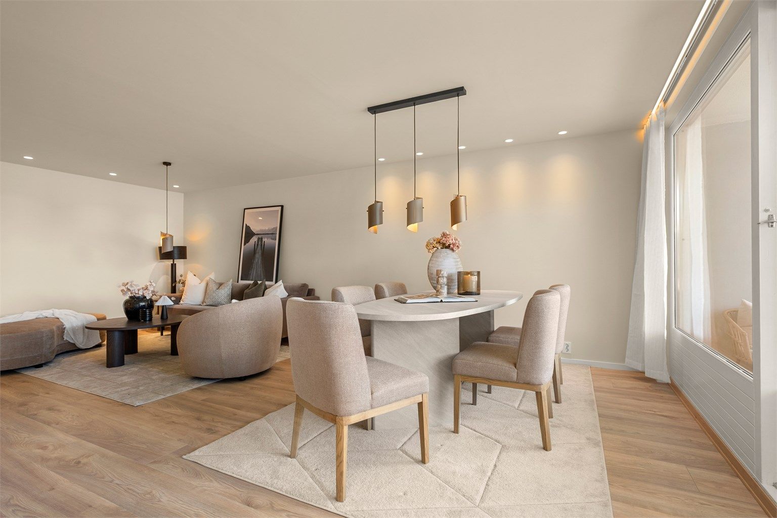 Delikat spiseplass med moderne belysning og lune fargevalg. Rommet oppleves åpent, lyst og innbydende.