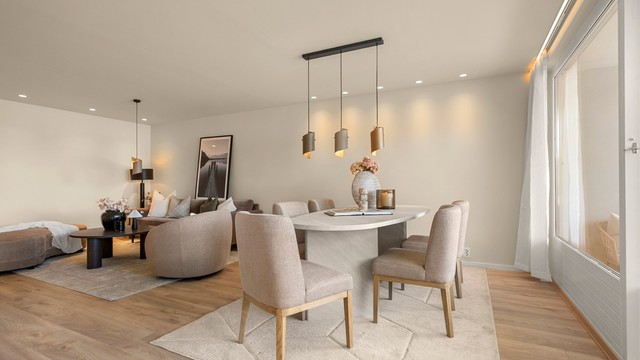 Delikat spiseplass med moderne belysning og lune fargevalg. Rommet oppleves åpent, lyst og innbydende.