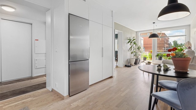 Åpen løsning til stue fra kjøkkenet