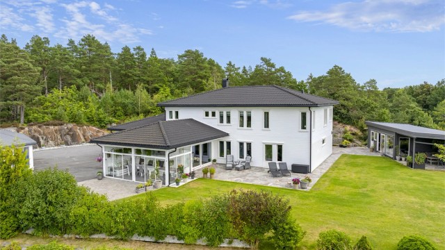 Velkommen til Skareveien 159- Praktfull enebolig over to plan med integrert dobbel garasje- 5 soverom- frittstående treningsrom og utestue med bar