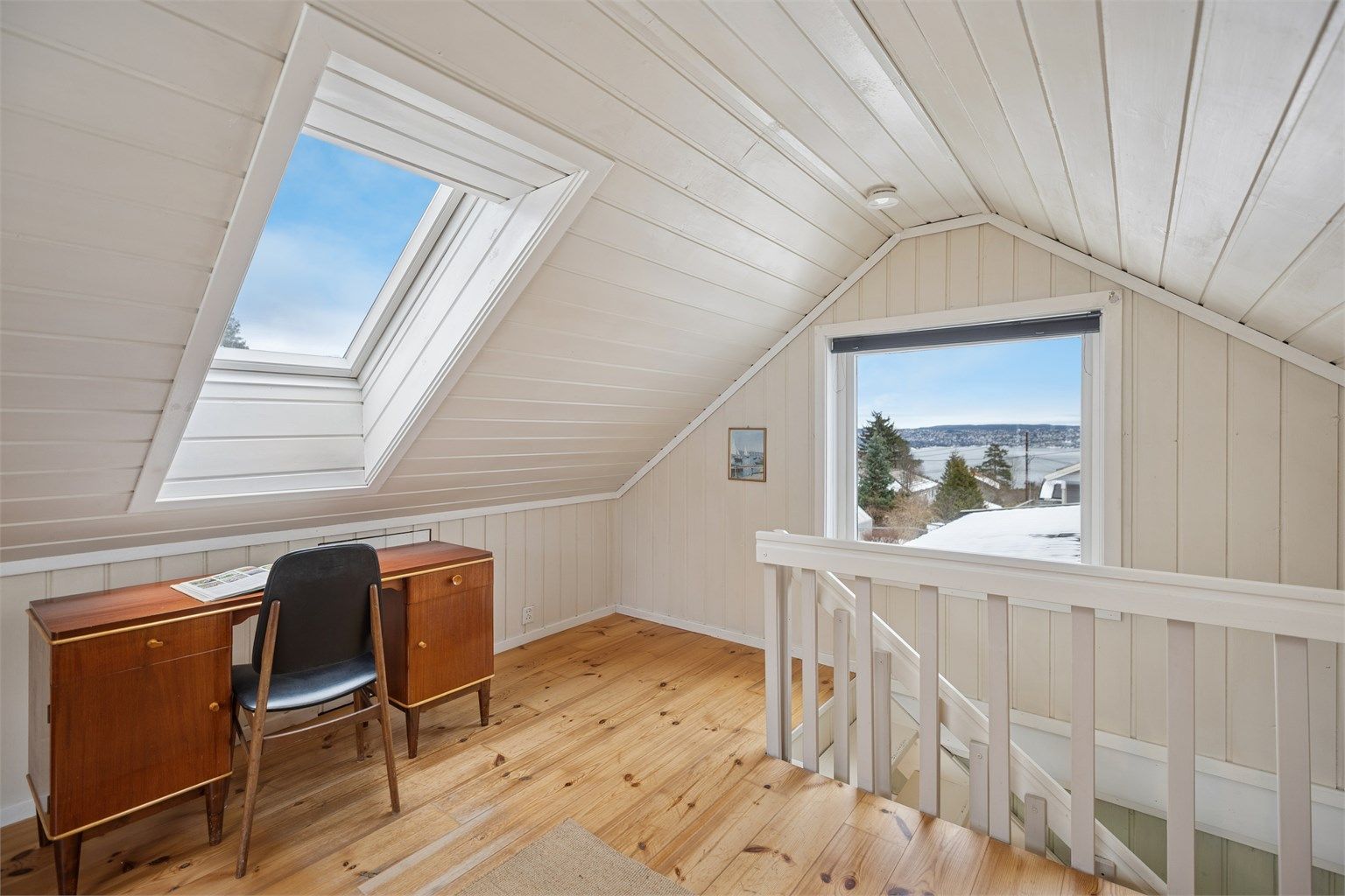 Boligen har også en lys og trivelig loftstue med takvinduer som gir godt gjennomlys og en behagelig atmosfære. Loftstuen er ikke godkjent til varig opphold.