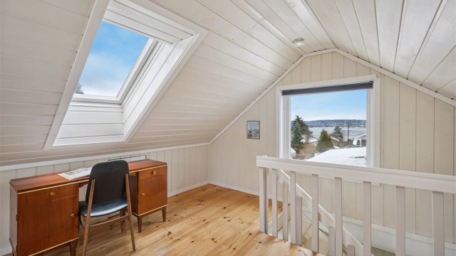 Boligen har også en lys og trivelig loftstue med takvinduer som gir godt gjennomlys og en behagelig atmosfære. Loftstuen er ikke godkjent til varig opphold.