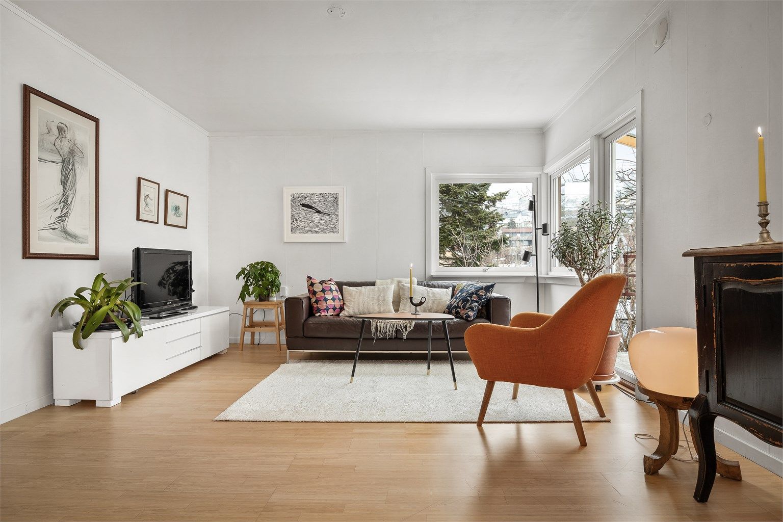 Sjarmerende og romslig enebolig med 2 etasjer + kjeller