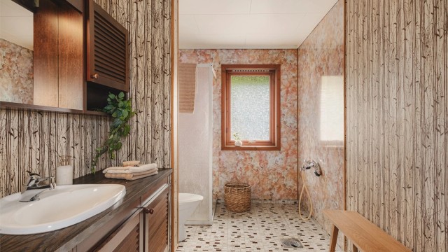 Badet i første etasje har flislagt gulv med gulvvarme.
