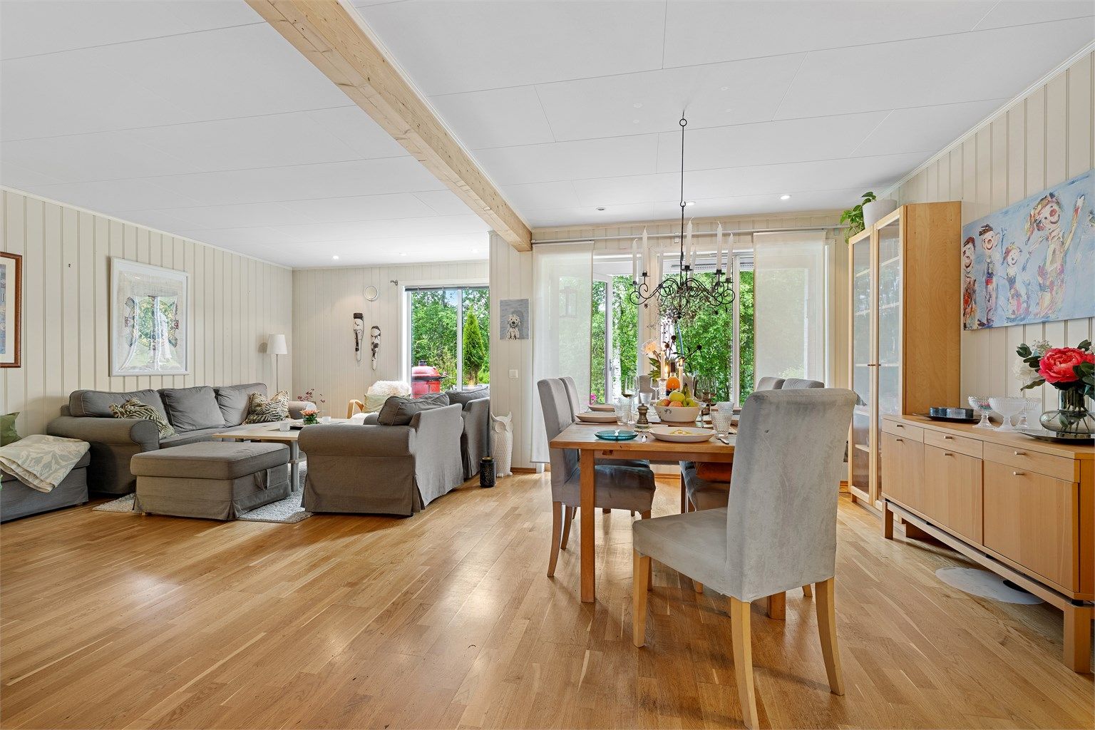 Stuen er lys og romslig og gir mulighet for å innrede i flere soner. 