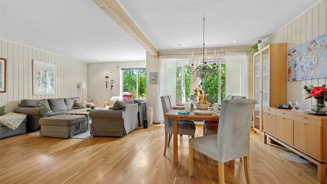 Stuen er lys og romslig og gir mulighet for å innrede i flere soner.