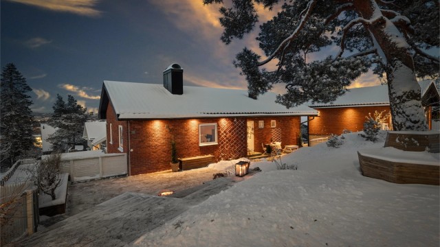 Velkommen til Lyngveien 30A - Frittliggende og flott teglsteins bolig i blindvei | 266 kvm BRA | 2 utleiedeler med leieinntekter på kr 26.900,- pr mnd | Stor dobbelgarasje