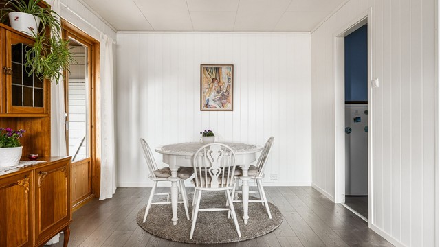 Mellom kjøkken og stue er det rom for egen spisestue