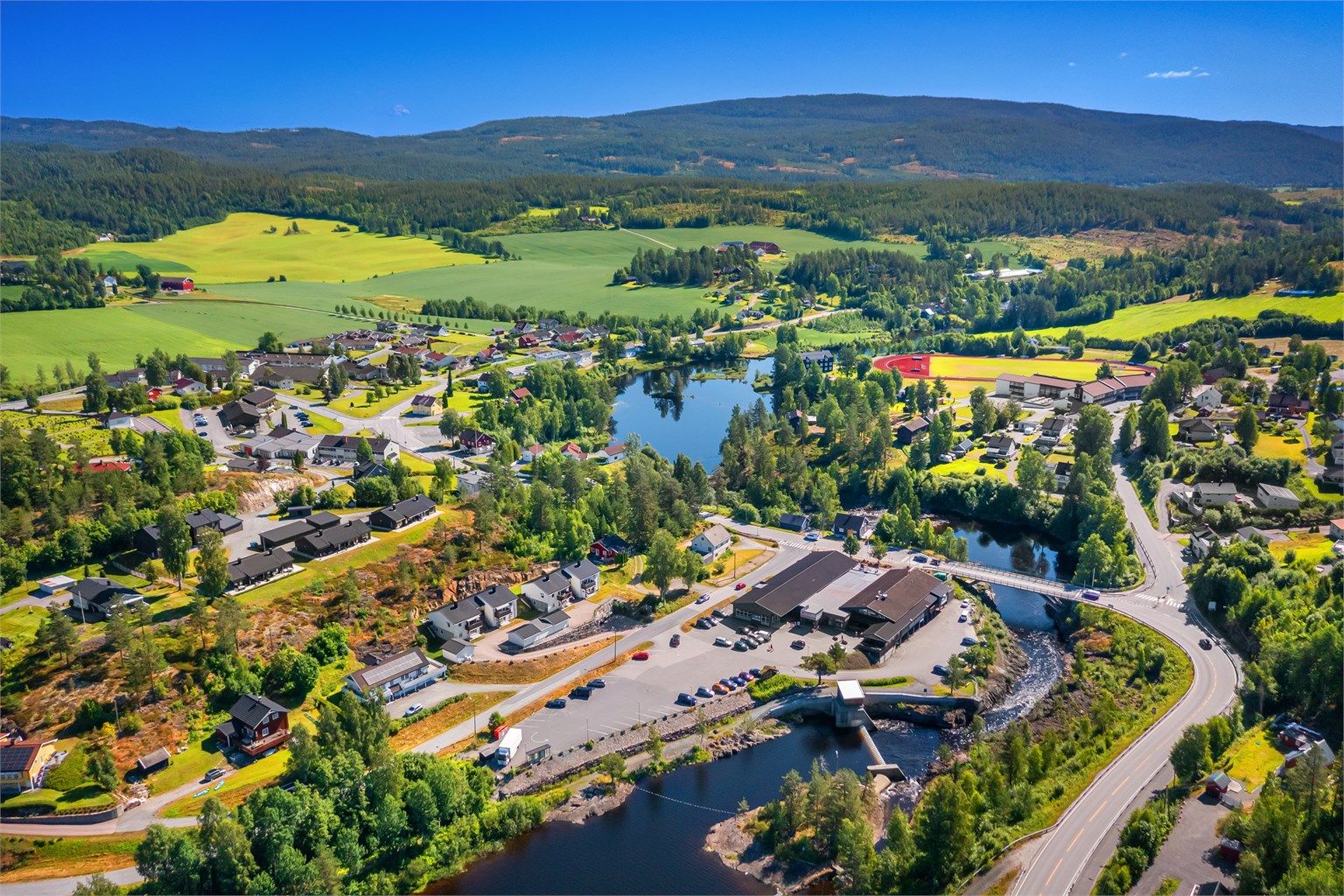 Fra boligen er det kort vei til alle sentrumsfunksjoner i Prestfoss.