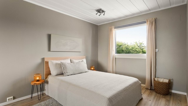 Boligen har tre gode soverom samlet i en skjermet og privat del av huset.
