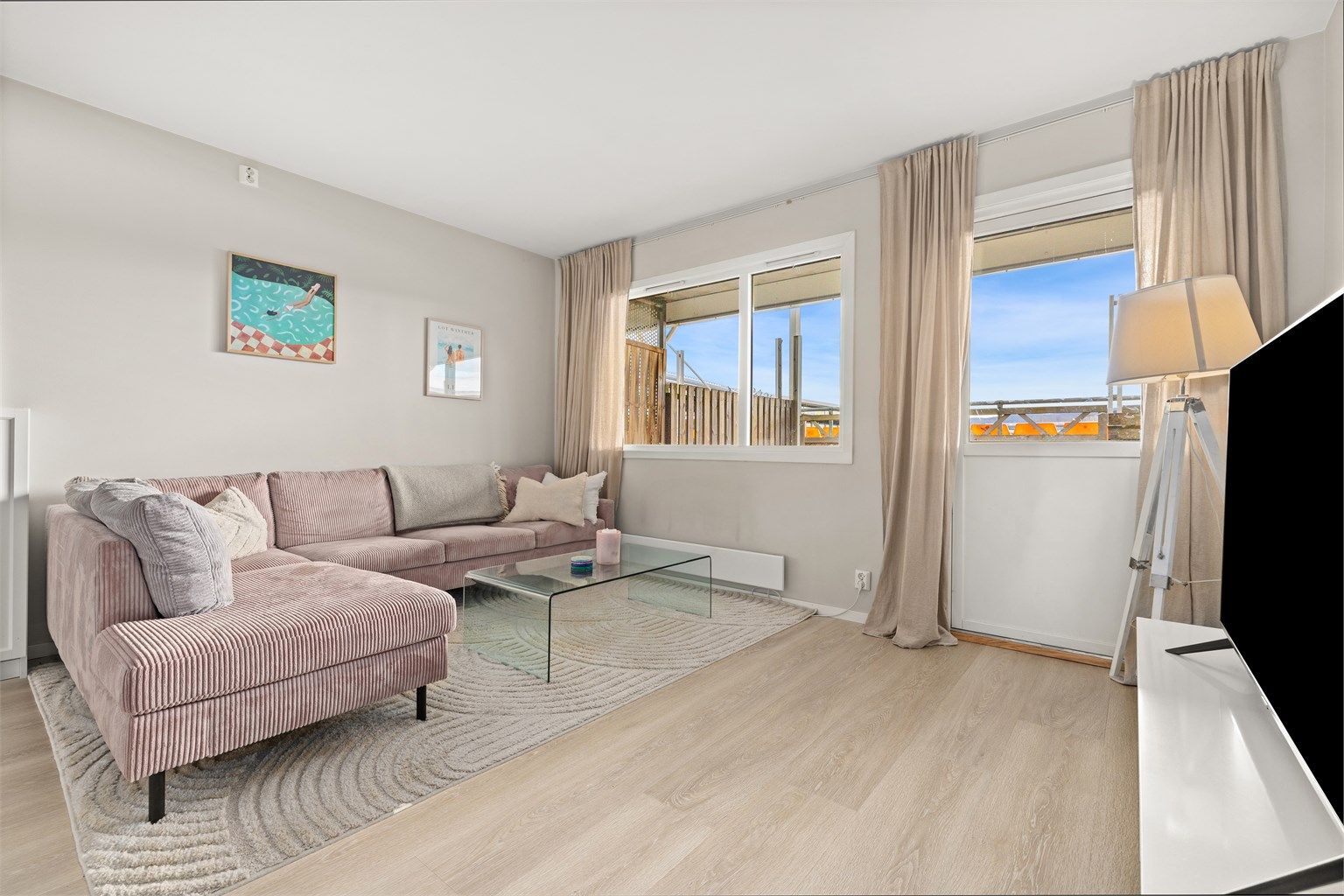 Leiligheten har en arealeffektiv planløsning på 54 m² (BRA-i) med åpen stue- og kjøkkenløsning.