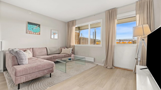Leiligheten har en arealeffektiv planløsning på 54 m² (BRA-i) med åpen stue- og kjøkkenløsning.