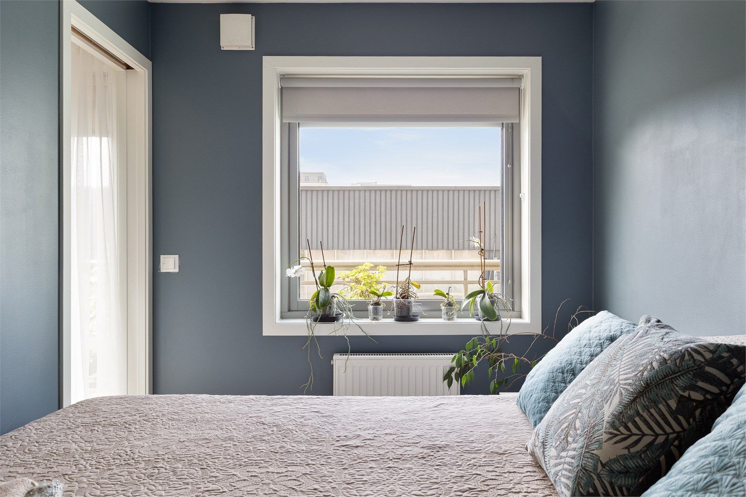 I 2024 ble det satt opp rullgardiner på soveromsvinduet.