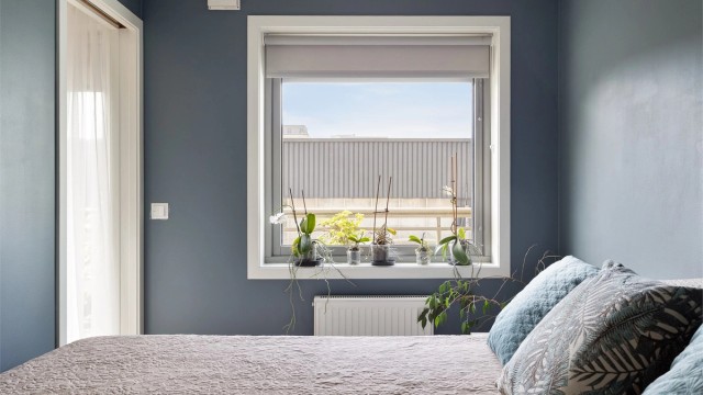 I 2024 ble det satt opp rullgardiner på soveromsvinduet.