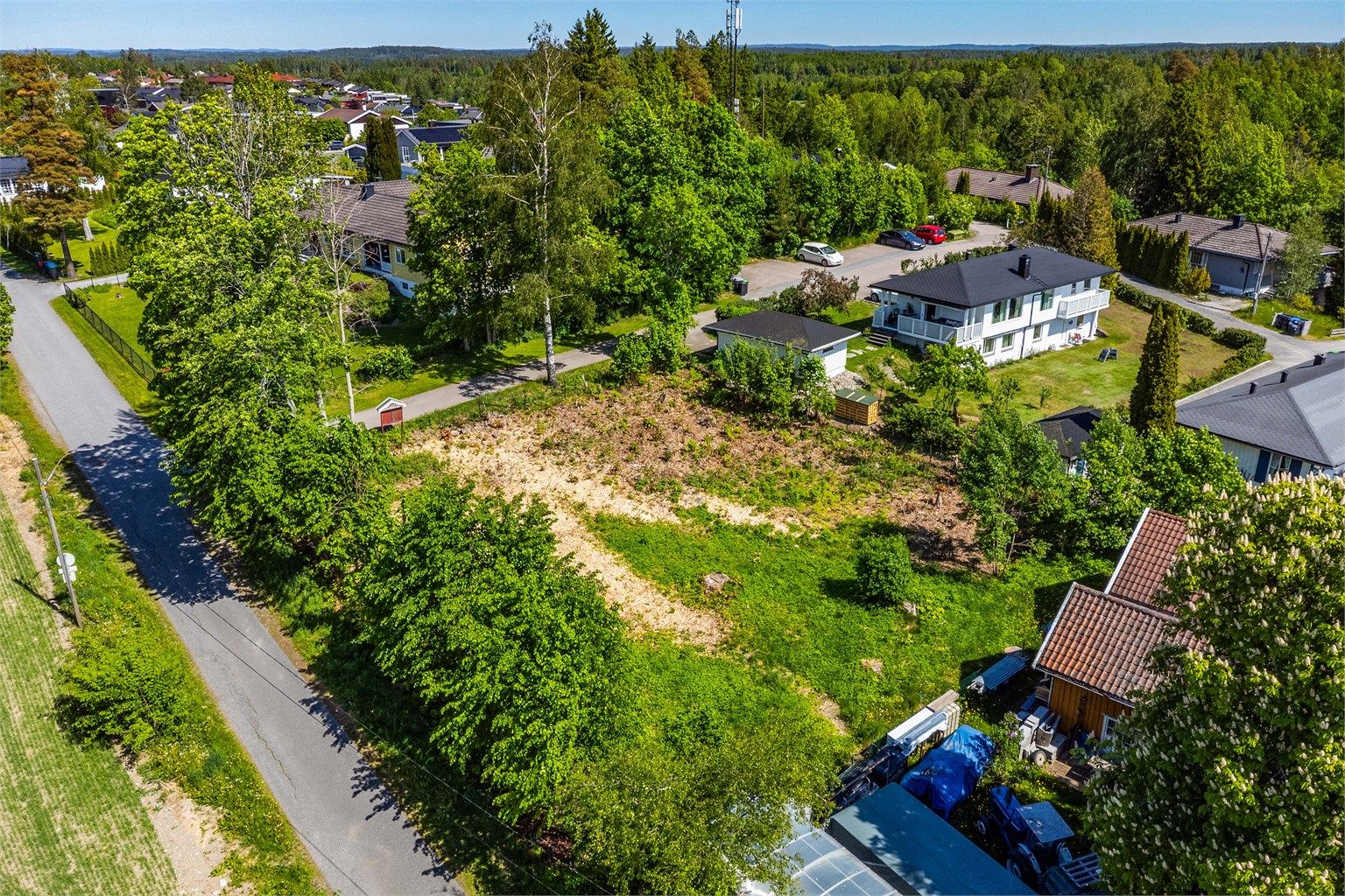 Tomten er attraktivt beliggende på hjørnet mellom Høgdaveien og Kvelletoppen, med tilstøtende boligeiendom på kun to sider.
