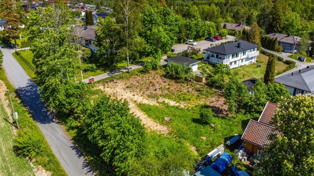 Tomten er attraktivt beliggende på hjørnet mellom Høgdaveien og Kvelletoppen, med tilstøtende boligeiendom på kun to sider.