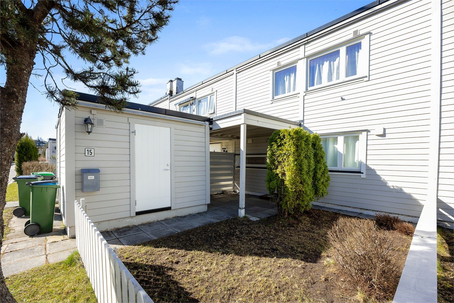 Egen sportsbod ved inngangspartiet gir praktisk og lett tilgjengelig lagringsplass.