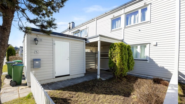 Egen sportsbod ved inngangspartiet gir praktisk og lett tilgjengelig lagringsplass.