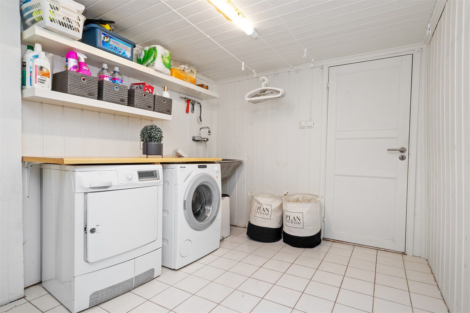 Vaskerommet og toalettrommet ligger i kjelleren. (Ikke godkjent til varig opphold)