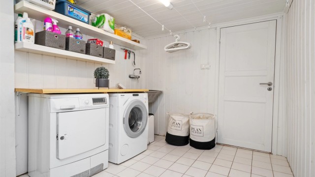 Vaskerommet og toalettrommet ligger i kjelleren. (Ikke godkjent til varig opphold)