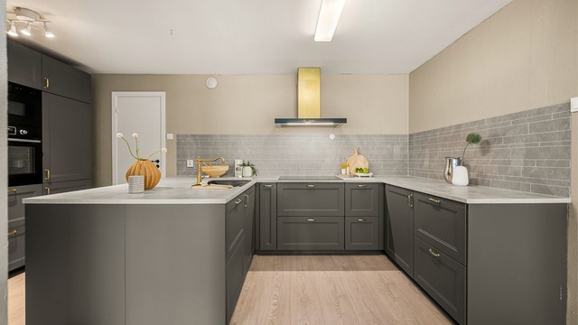 Kjøkkenet er utstyrt med integrert stekeovn, mikrobølgeovn, induksjonstopp og kjøleskap med frysedel.