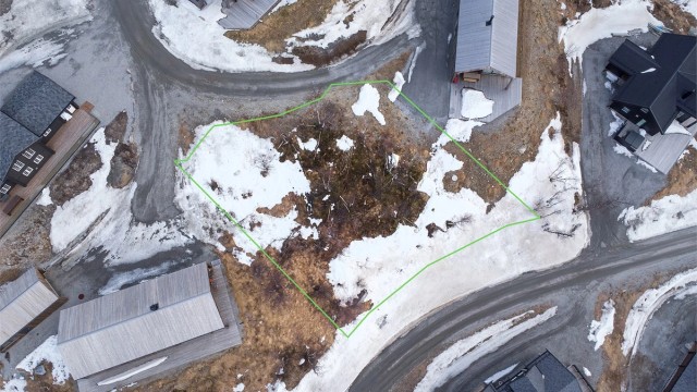Dronebilde av tomteområdet sett fra fugleperspektiv med ca. tomtegrenser inntegnet
