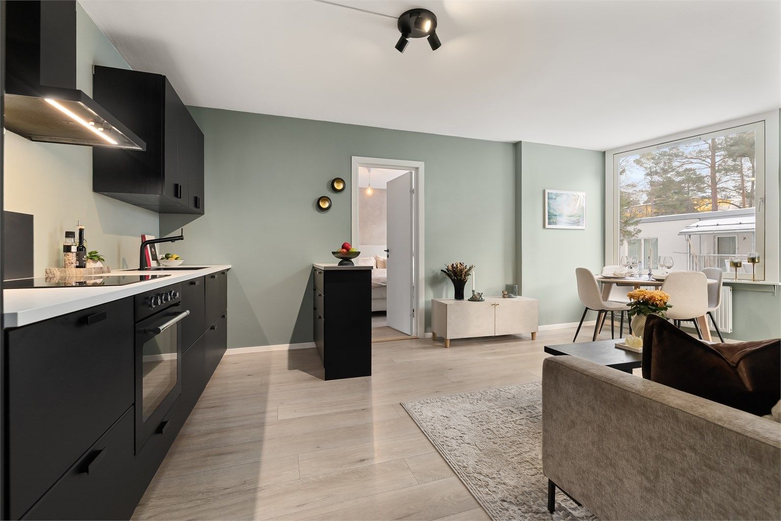 Her får du en kvadratsmart planløsning med romslige oppholdsrom og god standard etter oppussing i 2020 