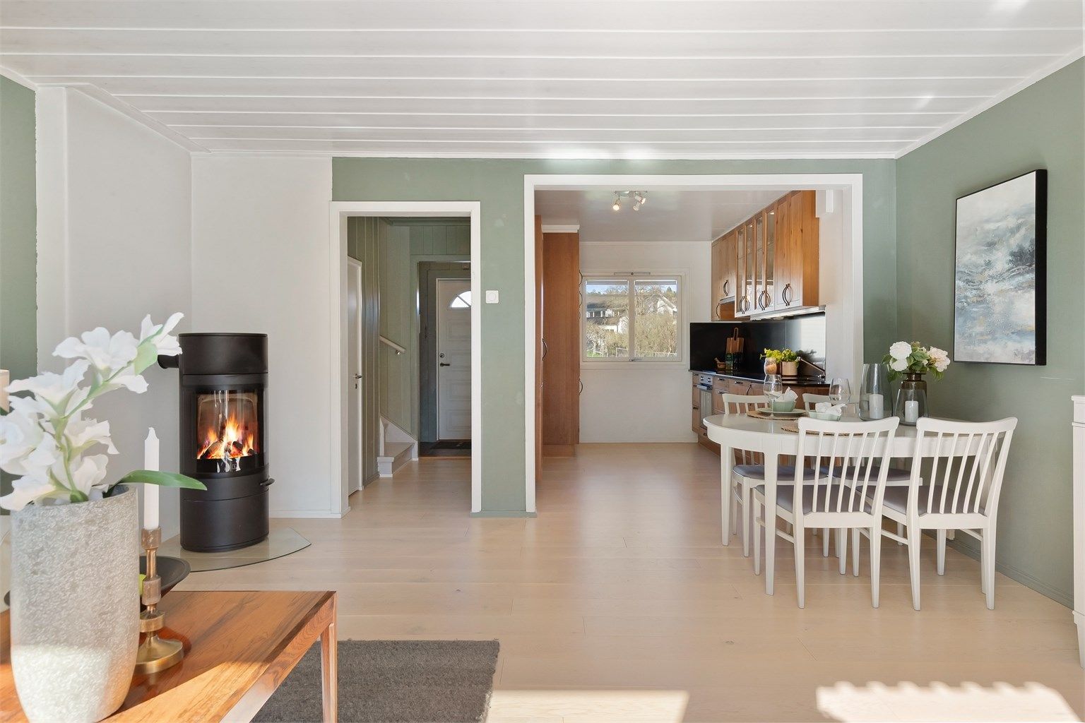 Fra stuen er det enkel tilgang til både entréen og kjøkkenet.