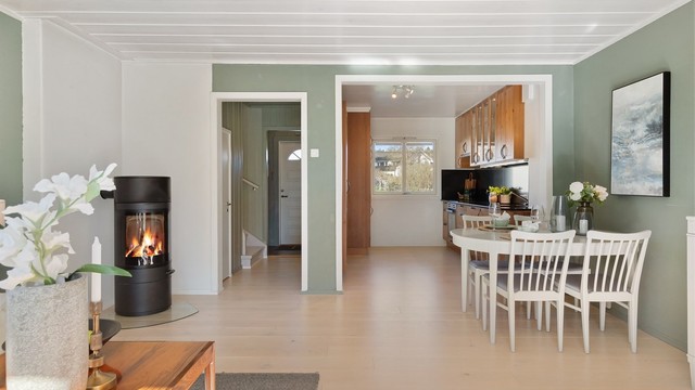 Fra stuen er det enkel tilgang til både entréen og kjøkkenet.