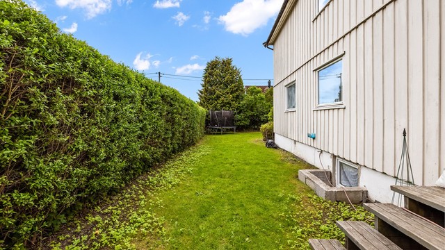 Hagen omkranser boligen og gir fine uteområder.