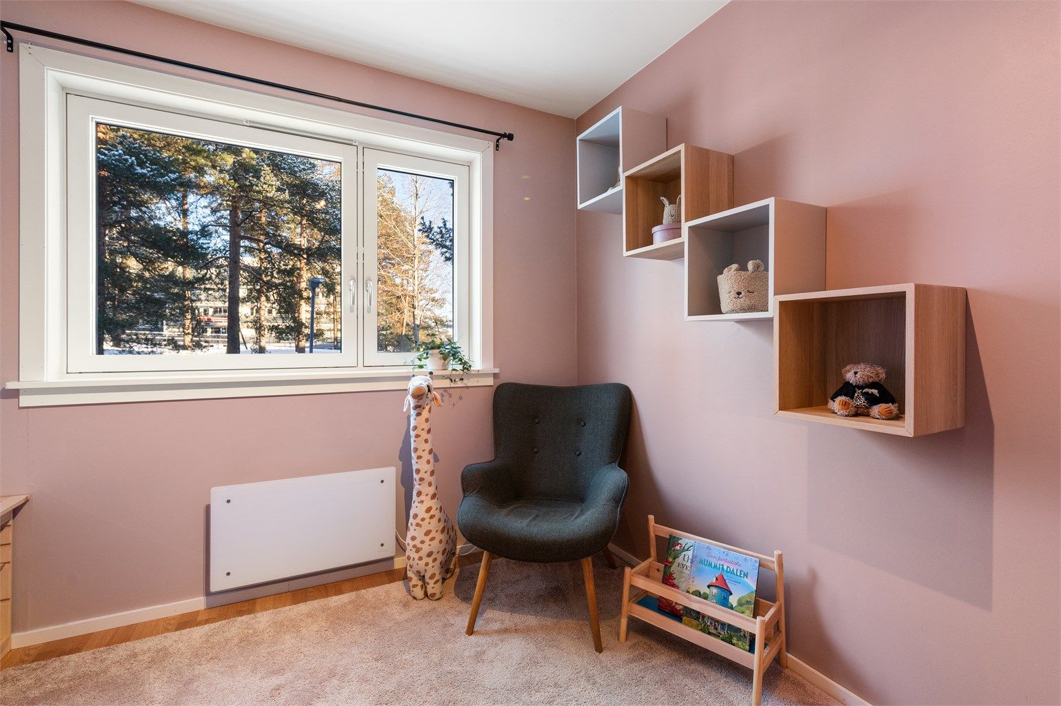 Rommet har laminatgulv og nymalte overflater.