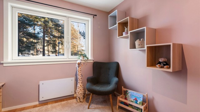 Rommet har laminatgulv og nymalte overflater.