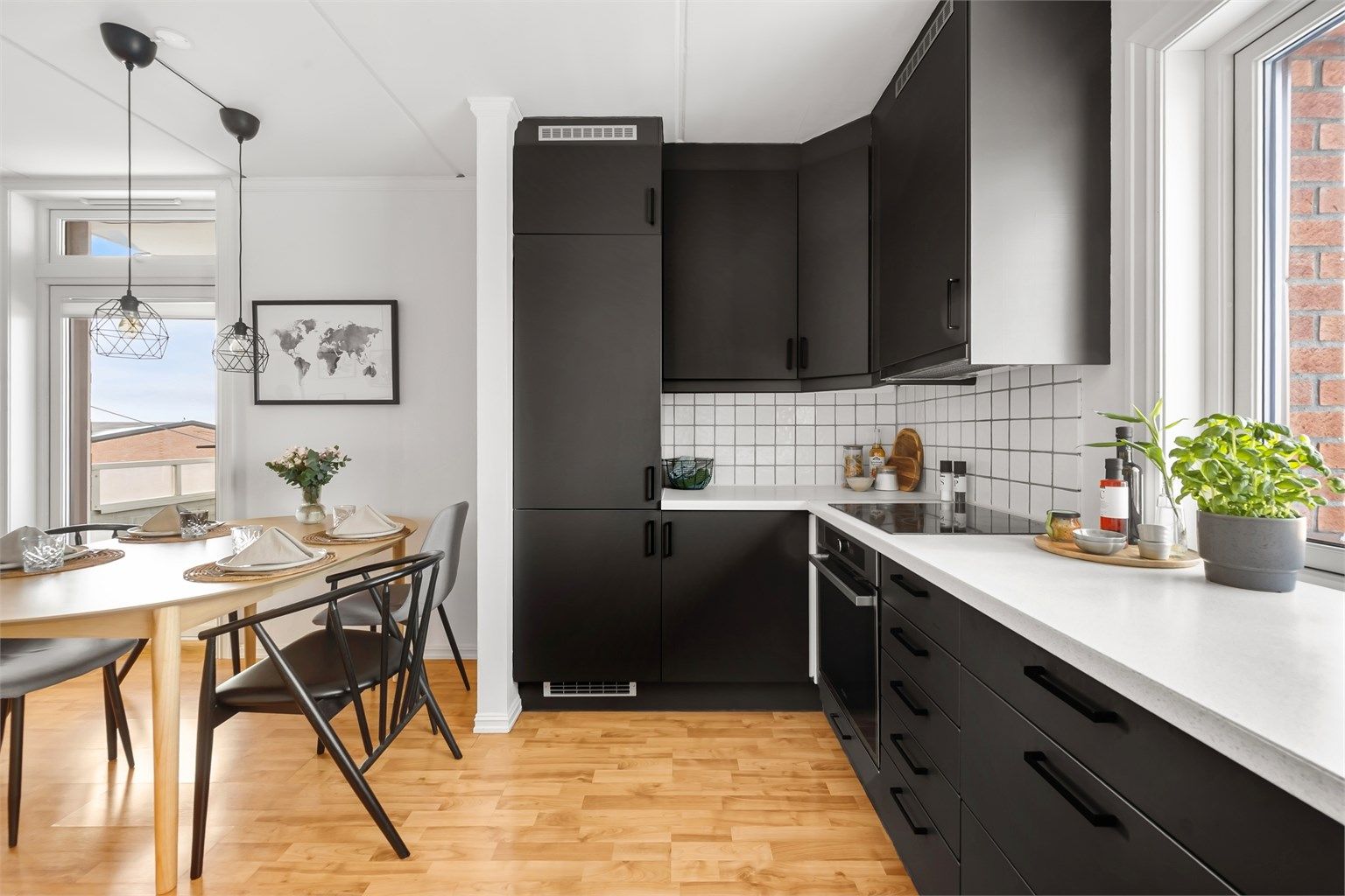 Kjøkkenet er utstyrt med integrert stekeovn, platetopp, oppvaskmaskin og kjøleskap med fryser.