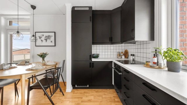 Kjøkkenet er utstyrt med integrert stekeovn, platetopp, oppvaskmaskin og kjøleskap med fryser.