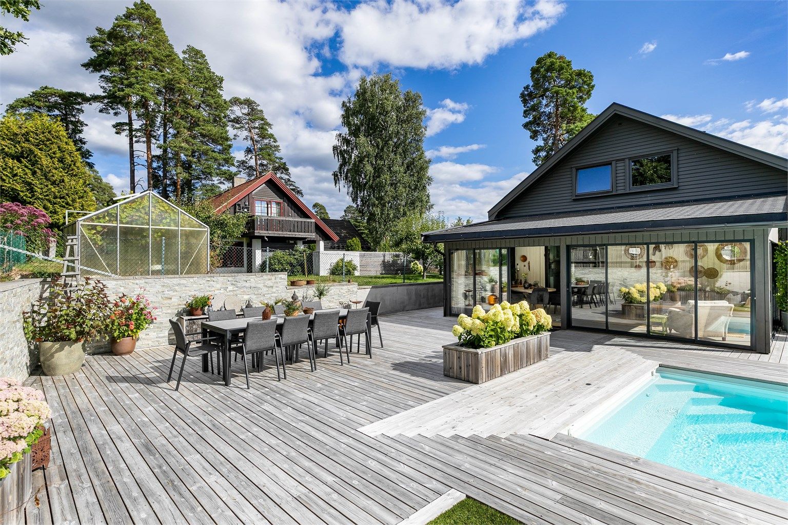 Omfangsrik terrasse kombinert med stor vinterhage betyr fleksibilitet og tilpasningsmulighet etter vær og vind.