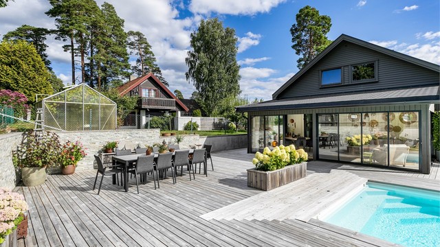 Omfangsrik terrasse kombinert med stor vinterhage betyr fleksibilitet og tilpasningsmulighet etter vær og vind.