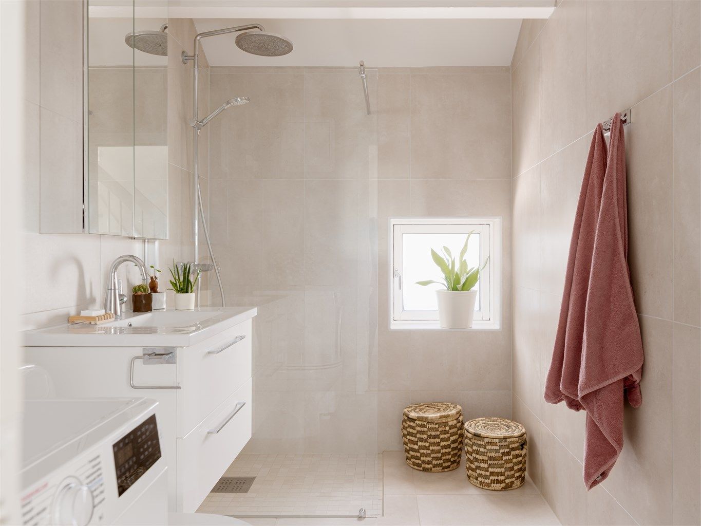 Badet fra 2020 er romslig, med delikate flislagte vegger og gulv med elektrisk gulvvarme for en behagelig start på dagen.